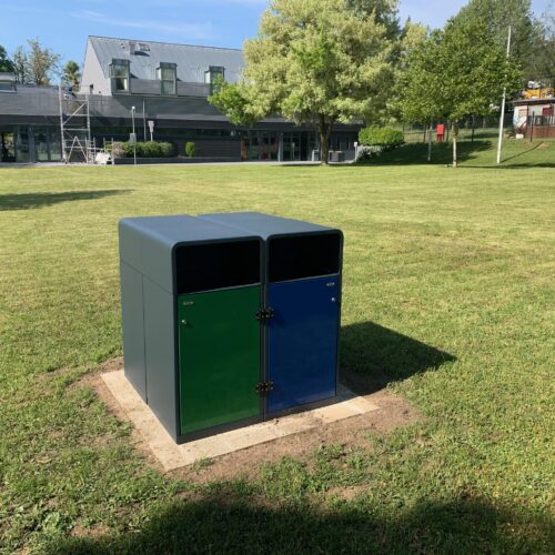 Afvalbak voor buiten Cubo Cestini in de vierkante opstelling. Bijzonder fraai om te zien en functioneel natuurlijk.